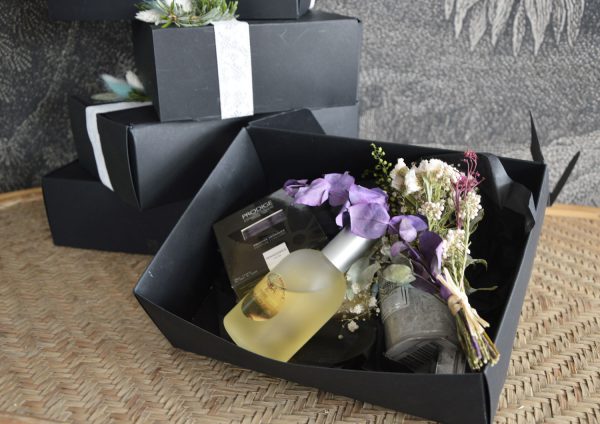 Zoom sur un coffret cadeau avec bouquet de fleurs