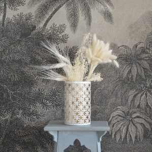 Vase ajouré blanc avec fleurs séchées