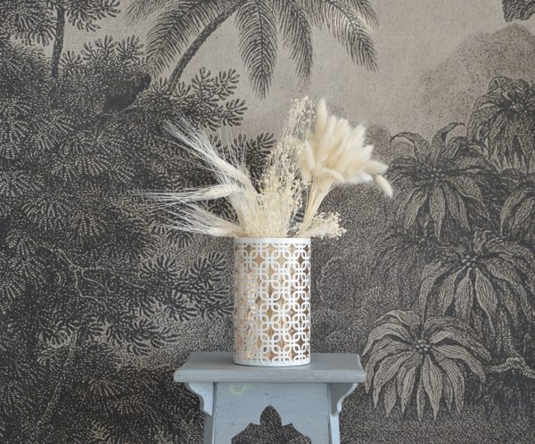 Vase ajouré blanc avec fleurs séchées