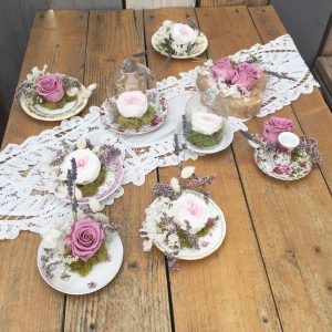 roses séchées sur assiettes vintage