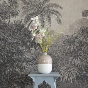 Vas bicolore avec fleurs artificielles