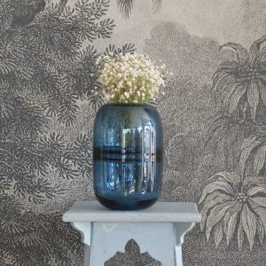 Vase bleu transparent avec fleurs