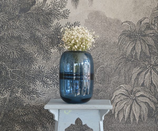 Vase bleu transparent avec fleurs