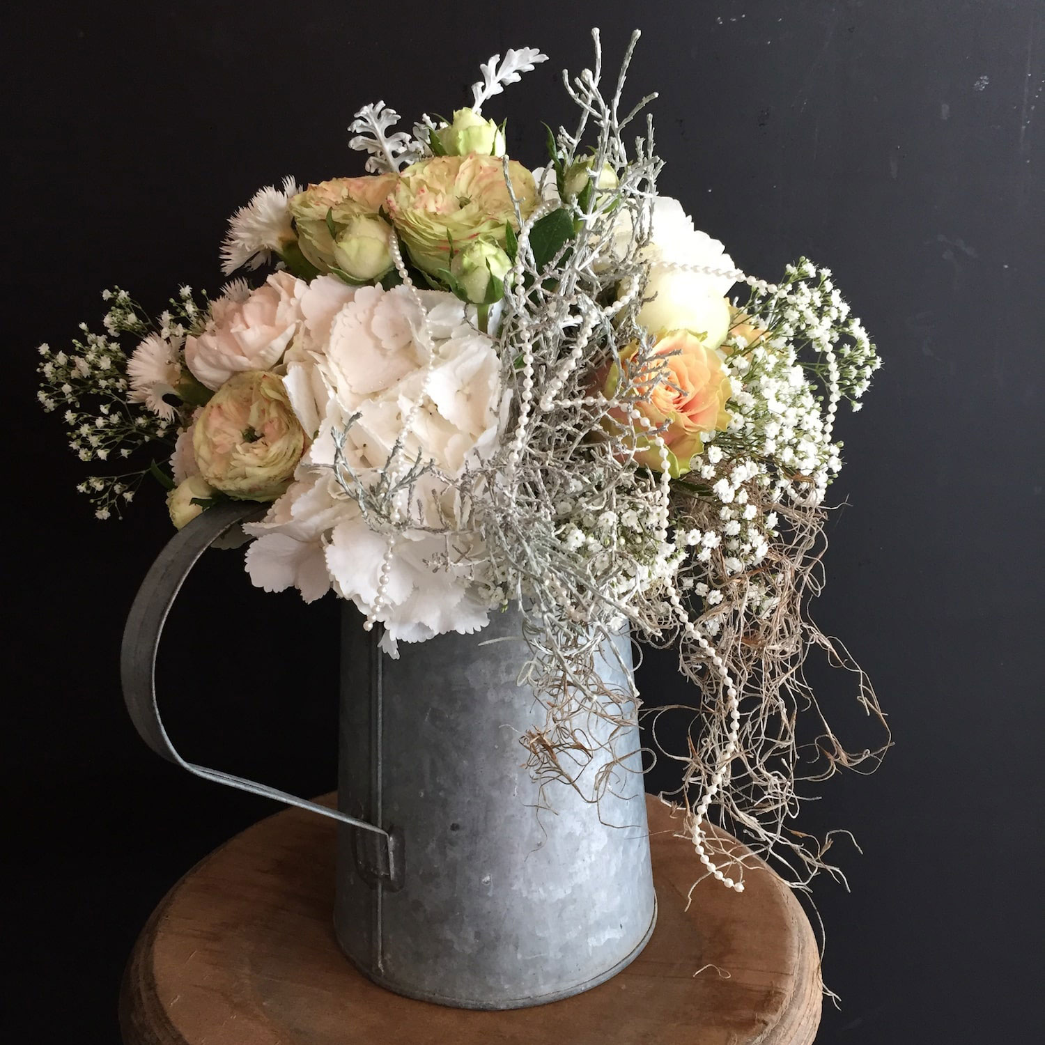 Bouquet de fleurs de mariée dans un pot à lait 