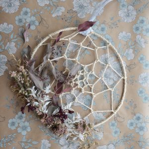 Couronne de fleurs séchées façon attrape rêves