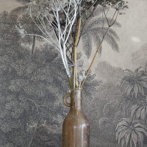 Cruche fumée avec fleurs séchées