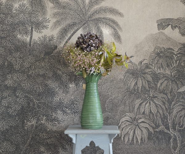 Vase vert en forme de palmier