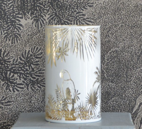 Vase blanc avec dessin de perroquet