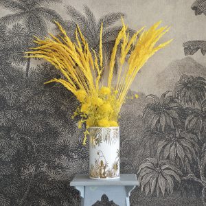 Vase blanc avec dessin de perroquet et fleurs jaunes