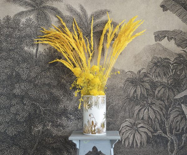 Vase blanc avec dessin de perroquet et fleurs jaunes