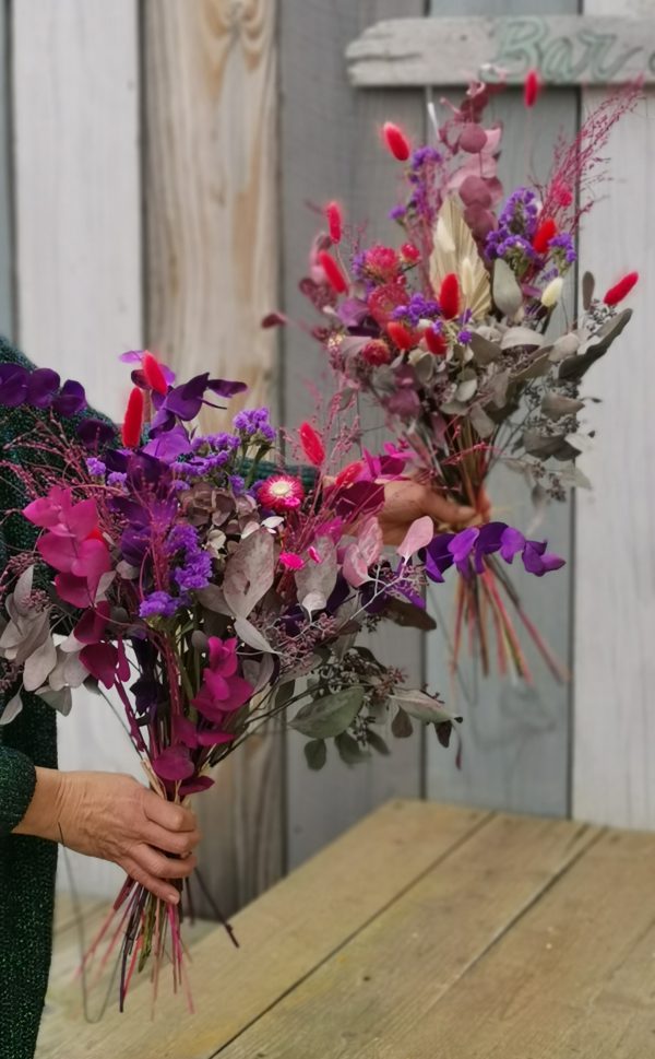 Petits bouquet de fleurs séchées dans les tons violet