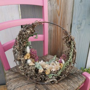 Création en fleurs séchées dans un panier en osier
