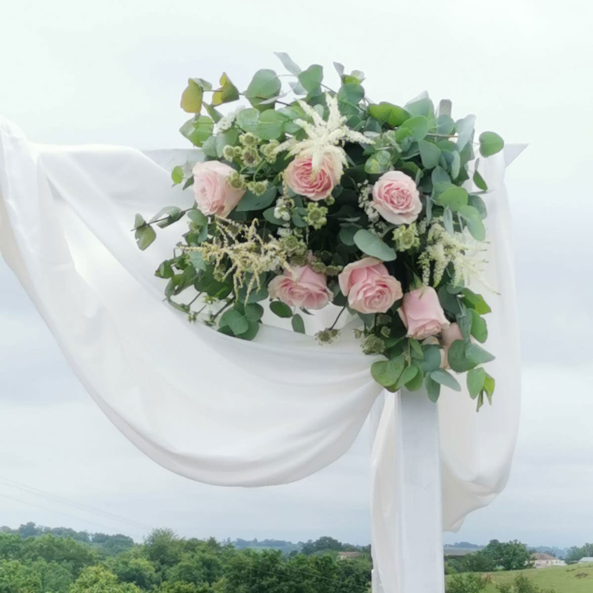 Zoom sur une arche fleurie de mariage