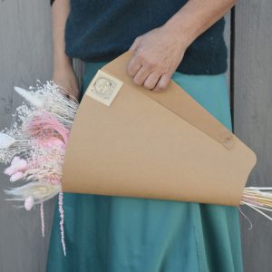 Bouquet de fleurs séchées dans un sac en carton
