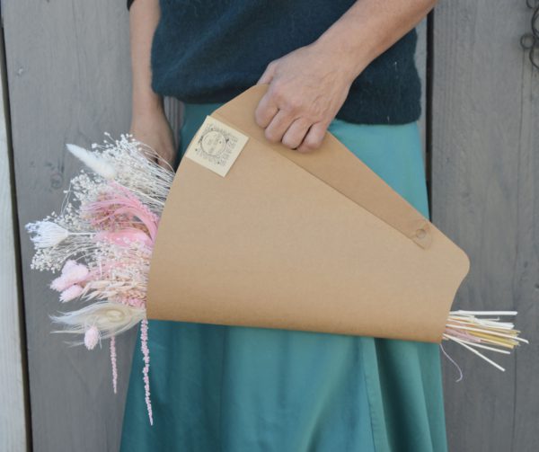 Bouquet de fleurs séchées dans un sac en carton